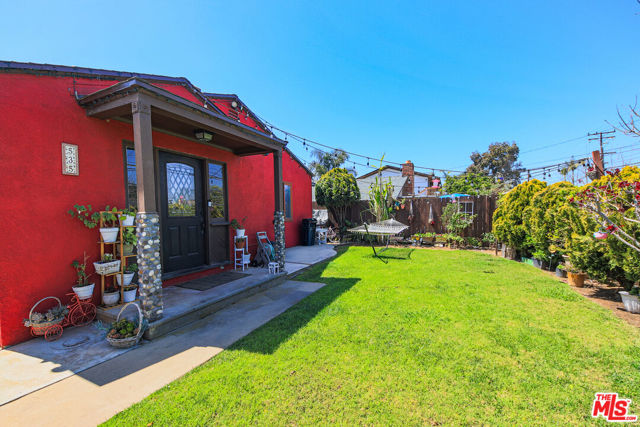 535 Hamilton Street, Costa Mesa CA: https://media.crmls.org/mediaz/e21aa250-e68a-4820-980d-790a756ec5f6.jpg