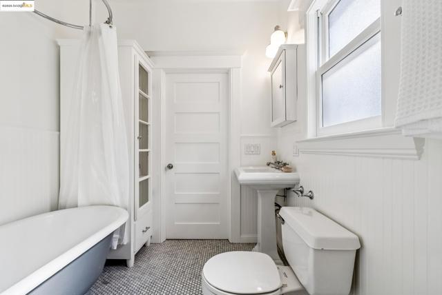 678 65Th St, Oakland CA: https://media.crmls.org/mediaz/e21abc33-bc83-4703-a996-a8136624bced.jpg