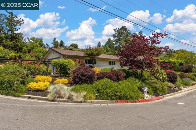 1 Aspinwall Ct, Orinda CA: https://media.crmls.org/mediaz/e21af044-4472-41a0-a14f-f4ca8958a47f.jpg