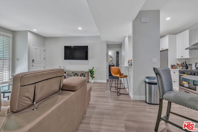 433 E Tamarack Avenue, Inglewood CA: https://media.crmls.org/mediaz/e21b6844-fc02-4747-92d1-1d085ba899d7.jpg