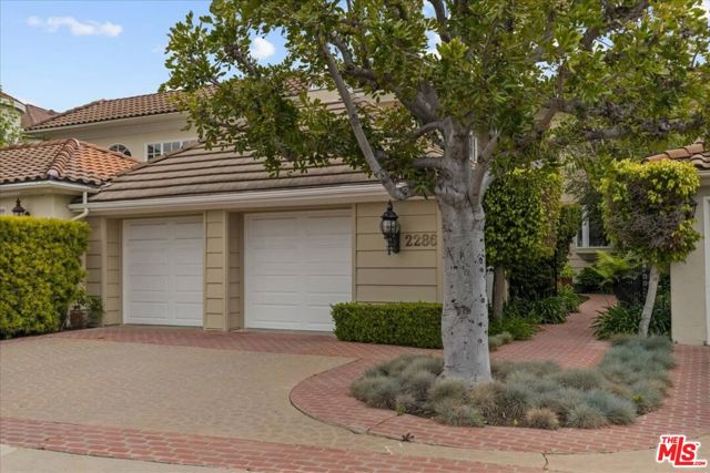 2286 Canyonback Road, Los Angeles CA: https://media.crmls.org/mediaz/e21b828c-3030-4b3b-9f13-4f581e61219e.jpg