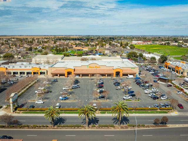 115 Lemon Blossom Ln, Patterson CA: https://media.crmls.org/mediaz/e21ba38e-c8b2-4740-b3bb-427e88f2f07c.jpg