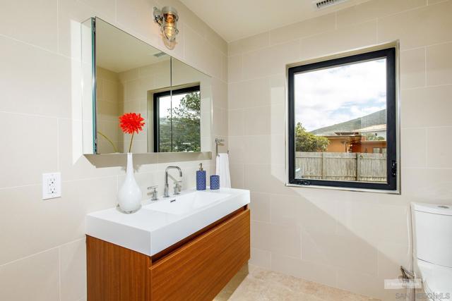 2641 Costebelle Dr, La Jolla CA: https://media.crmls.org/mediaz/e21c2e29-7d65-4e37-a101-dee497e0afa9.jpg