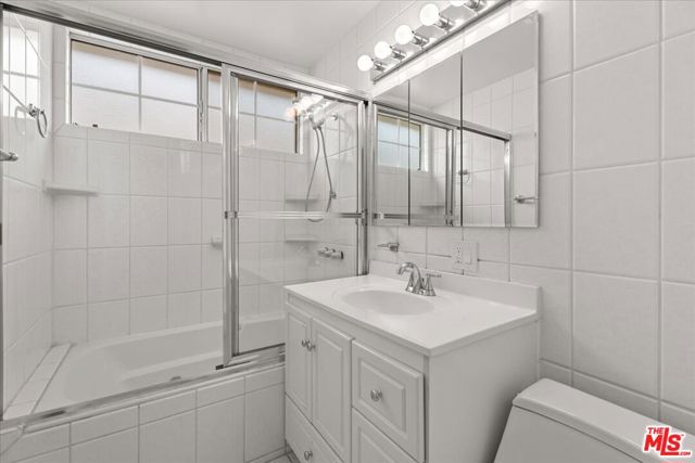 2126 Selby Avenue, Los Angeles CA: https://media.crmls.org/mediaz/e21cc87e-c8b7-4e68-beeb-3da5273dc144.jpg