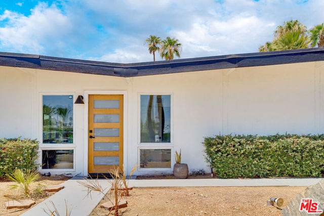 547 N Farrell Drive, Palm Springs CA: https://media.crmls.org/mediaz/e21d0218-9763-408b-8776-01cc050f0e4f.jpg