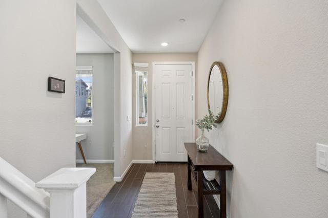 2521 Apricot Way, Gilroy CA: https://media.crmls.org/mediaz/e21d032e-18a0-4ac8-8911-691a106d3438.jpg