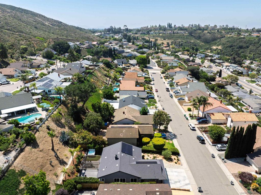 https://media.crmls.org/mediaz/e21d5fcc-8d25-418d-8a1c-280b79b5e43a.jpg?preset=X-Large