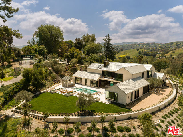 24172 Lupin Hill Road, Hidden Hills CA: https://media.crmls.org/mediaz/e21db7ee-20be-4d22-b343-4f37354cdef2.jpg