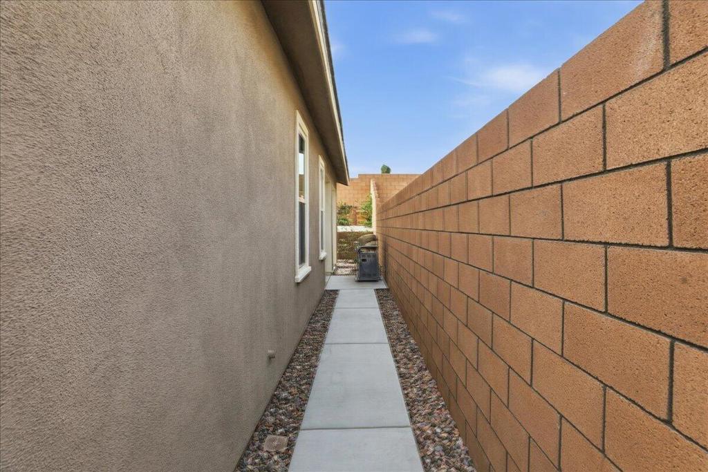 https://media.crmls.org/mediaz/e21e01c5-43c7-4131-80e9-e252b516e9dc.jpg?preset=X-Large