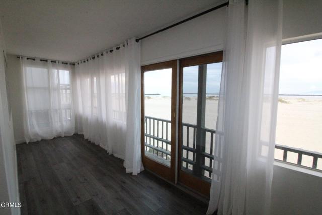3289 Ocean Drive, Oxnard CA: https://media.crmls.org/mediaz/e21ee51d-9255-4de1-8787-63e96aac0bd5.jpg