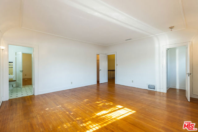 955 S Highland Avenue, Los Angeles CA: https://media.crmls.org/mediaz/e21faf5f-8d21-4366-a1fa-c1344306c277.jpg