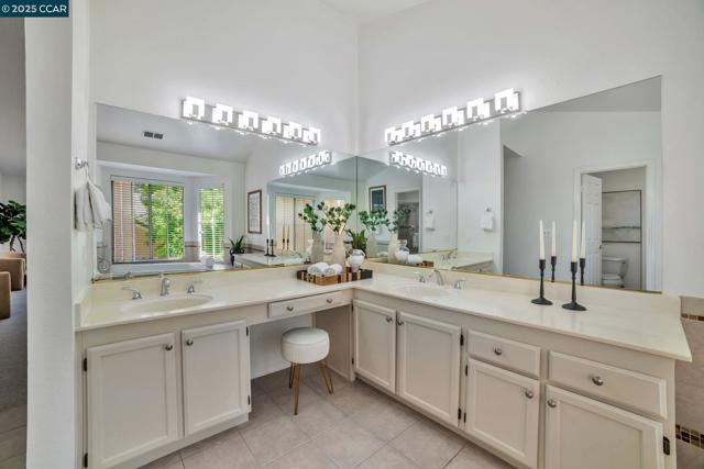 1364 Canyon Side Ave, San Ramon CA: https://media.crmls.org/mediaz/e21ffcbb-fd8b-4b97-9d53-6af1508286f8.jpg