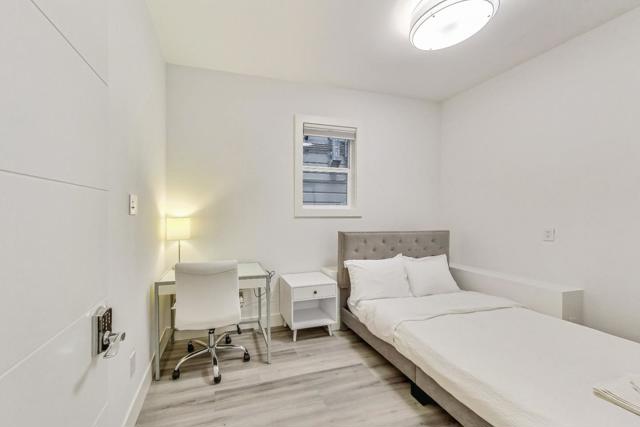 811 Oak Street, San Francisco CA: https://media.crmls.org/mediaz/e21ffe23-d909-4155-8754-183ab3255d81.jpg