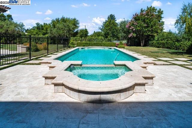 1137 Via Di Salerno, Pleasanton CA: https://media.crmls.org/mediaz/e220fc16-4040-468a-9a6c-41bb20a227b6.jpg