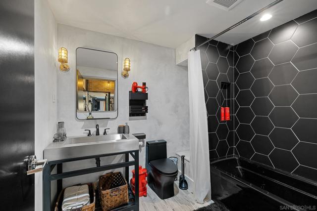 350 11Th Ave, San Diego CA: https://media.crmls.org/mediaz/e2212e4c-7da5-4ea1-8dae-f6cfd46b3073.jpg