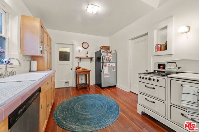 646 N Dillon Street, Los Angeles CA: https://media.crmls.org/mediaz/e22155f9-e869-42f1-b824-32dc8b5b2174.jpg