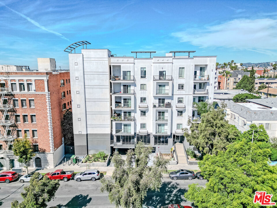 733 S Manhattan Place #402