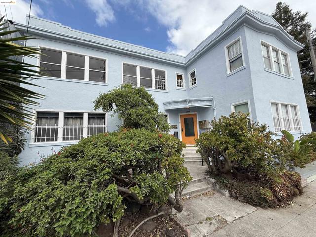 3999 Clarke, Oakland CA: https://media.crmls.org/mediaz/e222fdd2-7e05-4cb2-b128-22aa8b4da849.jpg