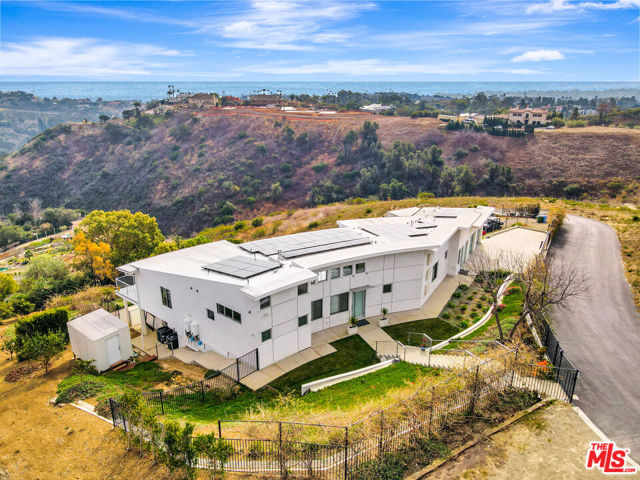 28405 Via Acero Street, Malibu CA: https://media.crmls.org/mediaz/e2231e07-3b73-415c-baee-3dd06ab5c1f9.jpg
