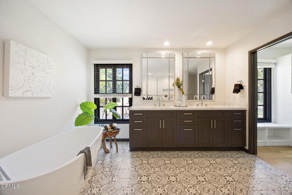 https://media.crmls.org/mediaz/e2236a42-e3b3-4e5e-84a3-89ddfd5c8cb5.jpg?preset=X-Large