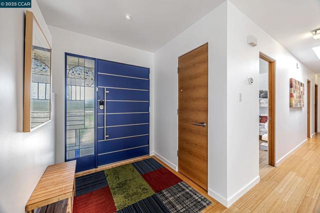 2280 Hastings Dr, Belmont CA: https://media.crmls.org/mediaz/e223b006-5c13-4316-b8e4-1a6433db7186.jpg