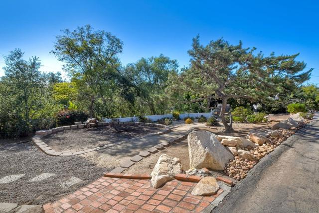 2848 Sunset Hills, Escondido CA: https://media.crmls.org/mediaz/e223d835-e2ed-43ae-bf0d-5e0c6a792c6d.jpg