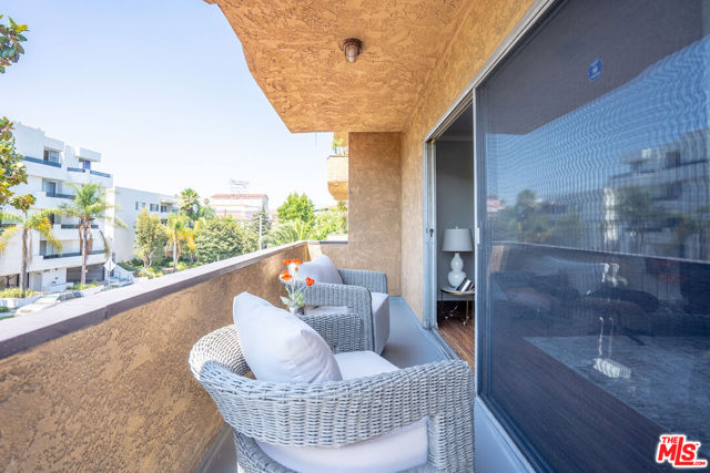 818 S Lucerne Boulevard, Los Angeles CA: https://media.crmls.org/mediaz/e22467e0-e3cb-42ff-b6da-4416b6f1e0a4.jpg