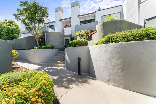 1190 Tivoli Lane, Simi Valley CA: https://media.crmls.org/mediaz/e224cbb8-56de-4286-8520-3f8cd2ab7eaa.jpg