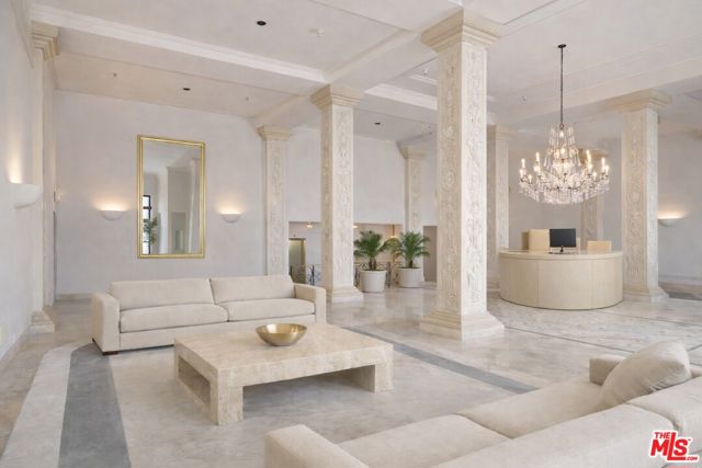 9249 Burton Way, Beverly Hills CA: https://media.crmls.org/mediaz/e225cafe-73a5-4e50-b3b7-150e9370cc38.jpg