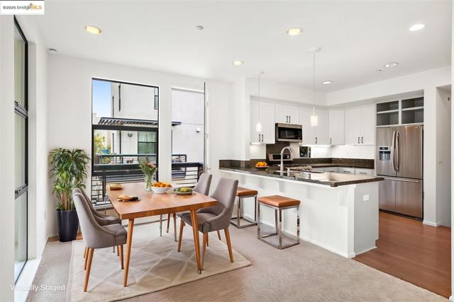 121 City Limits Cir, Emeryville CA: https://media.crmls.org/mediaz/e226ba99-4499-43b4-b9b4-369335d5101c.jpg