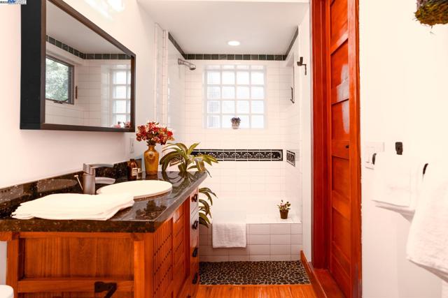 351 El Toyonal, Orinda CA: https://media.crmls.org/mediaz/e226c4de-b971-4cc9-abcb-1873668469f1.jpg