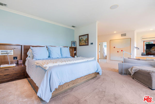 2232 Stradella Road, Los Angeles CA: https://media.crmls.org/mediaz/e226d910-178a-4786-92c2-ce4bb5e54f7b.jpg