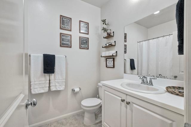2211 Solara Lane, Vista CA: https://media.crmls.org/mediaz/e227adff-1521-425d-b41b-b63597ab7f2a.jpg