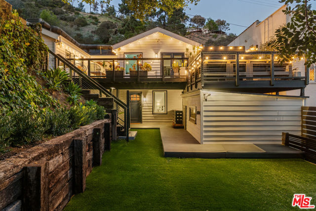 8556 Ridpath Drive, Los Angeles CA: https://media.crmls.org/mediaz/e228e320-4e4a-4810-a9a4-8f1e0e57adbb.jpg