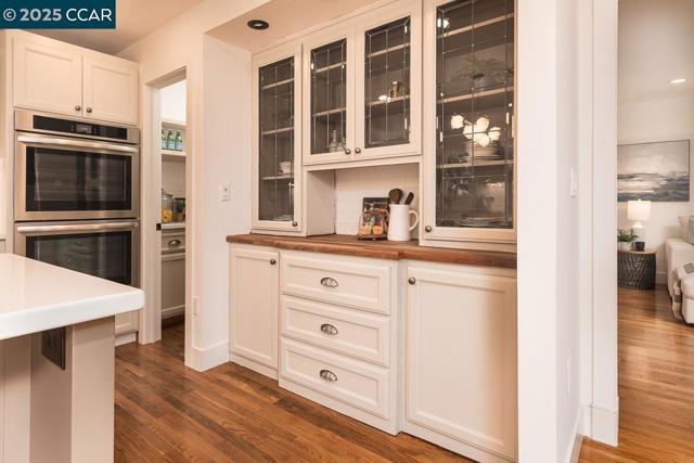 881 Autumn Dr, Walnut Creek CA: https://media.crmls.org/mediaz/e2290d9a-303d-42e1-a4c2-072cea9a1f12.jpg