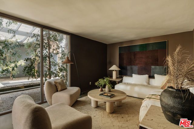 8559 Edwin Drive, Los Angeles CA: https://media.crmls.org/mediaz/e2292c49-3412-40b2-82b8-7f1488ddafce.jpg