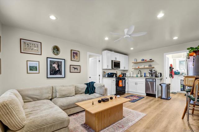 4927 Ellenwood Drive, Los Angeles CA: https://media.crmls.org/mediaz/e22a6194-8aa9-479a-a6fc-9922933cf9be.jpg