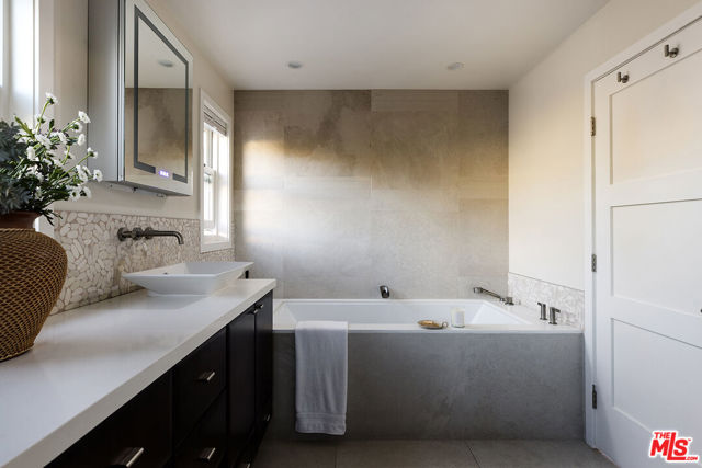 2432 Cloy Avenue, Venice CA: https://media.crmls.org/mediaz/e22a8042-68d0-4fc8-95ec-face9c203179.jpg