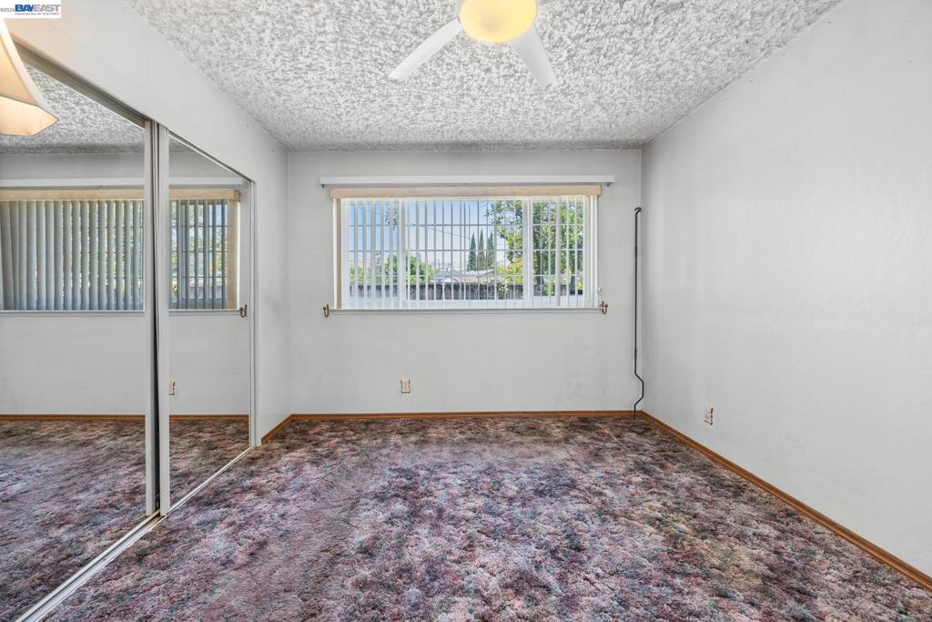 https://media.crmls.org/mediaz/e22aaba7-d512-4105-b988-80cf2969faf5.jpg?preset=X-Large