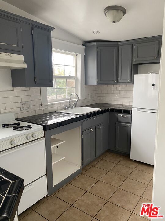 6640 Leland Way, Los Angeles CA: https://media.crmls.org/mediaz/e22b222a-2e58-4085-b7f0-da47e4af32d1.jpg