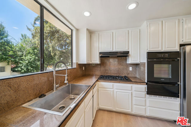 8865 Alden Drive, Los Angeles CA: https://media.crmls.org/mediaz/e22b7fba-65c4-4a3b-8d5c-4b6b6997d93e.jpg