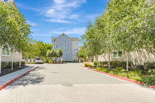 705 Cannery Pl, San Jose CA: https://media.crmls.org/mediaz/e22c1f4f-1af0-4a6d-840d-ad90d807f9e9.jpg