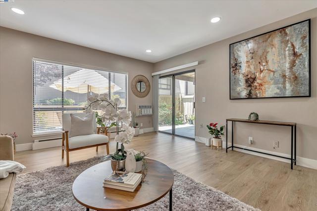 Image 3 of 31 For 39139 Argonaut Way  111