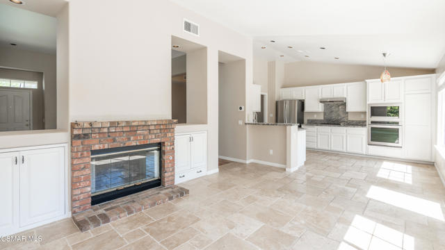 2210 Rutland Place, Thousand Oaks CA: https://media.crmls.org/mediaz/e22c32bf-3aa0-4ec4-82ef-f559f34e4a0f.jpg