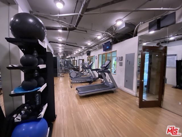 1440 Veteran Avenue, Los Angeles CA: https://media.crmls.org/mediaz/e22c429e-1818-4e6f-b953-0b1448e76372.jpg