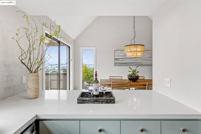6475 Swainland Rd, Oakland CA: https://media.crmls.org/mediaz/e22cda26-c8a4-4566-81c7-7c91d3715425.jpg