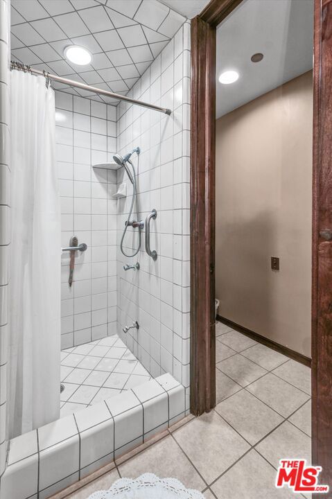 300 N Swall Drive, Beverly Hills CA: https://media.crmls.org/mediaz/e22cf704-5002-4c82-a3dc-90f31cf28776.jpg