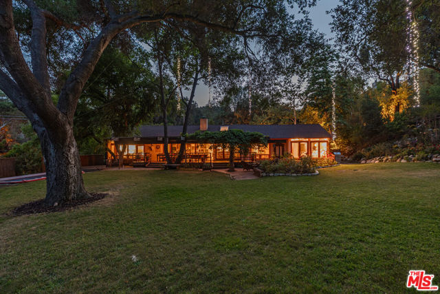 1064 Meadows End Drive, Calabasas CA: https://media.crmls.org/mediaz/e22db4d3-962f-4c5d-8ecf-2fcd4b150750.jpg