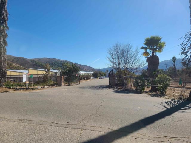 9109 Huntley Road, Fallbrook CA: https://media.crmls.org/mediaz/e22dbd36-4b90-4f8f-bb36-e2114859d88d.jpg