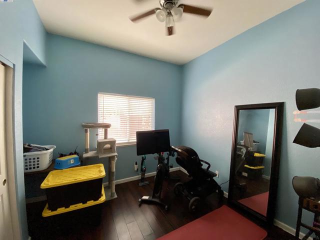 963 Grafton St, Manteca CA: https://media.crmls.org/mediaz/e22e3110-eefc-418b-a42b-04be2023da67.jpg
